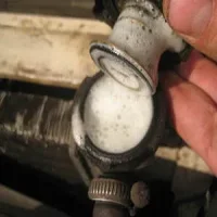 Почему может пениться антифриз в расширительном бачке