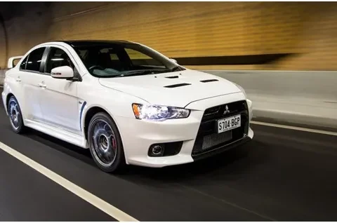 Подкрылки на Lancer 10