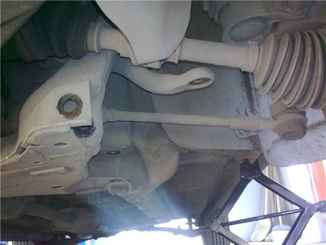 Вид на рулевую тягу после демонтажа рычага подвески