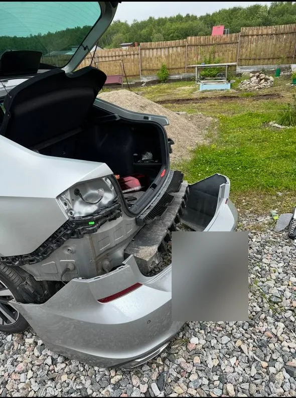 Volkswagen Polo лифтбек со снятым задним бампером: поиск неисправности подсветки номера