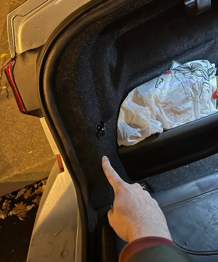 Место разъёма жгута заднего бампера в багажнике Volkswagen Polo лифтбек