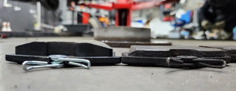 Задние дисковые колодки Volkswagen Polo: новые и снятые на 56 тыс. км