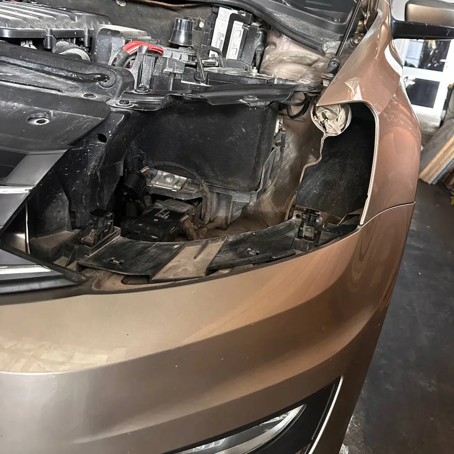 Ниша фары Volkswagen Polo седан со снятой фарой