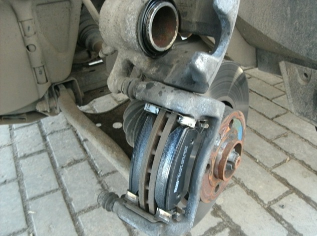 Замена задних тормозных колодок на Lada Largus