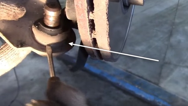 Removing the retaining ring from the support