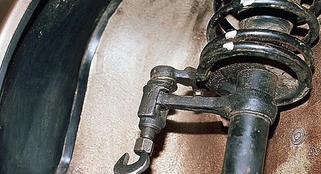 Выпрессовка пальца наконечника рулевой тяги с использованием спецсъемника