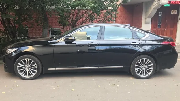 Вид с боку на Genesis Advance RWD