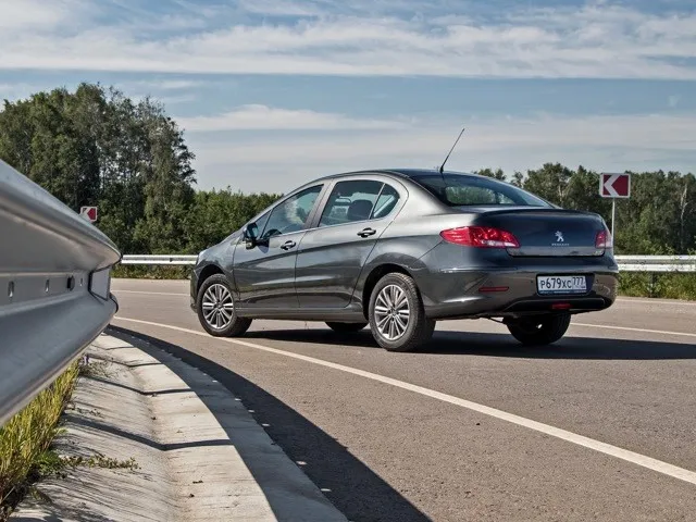 Вид сзади на седан Peugeot 408