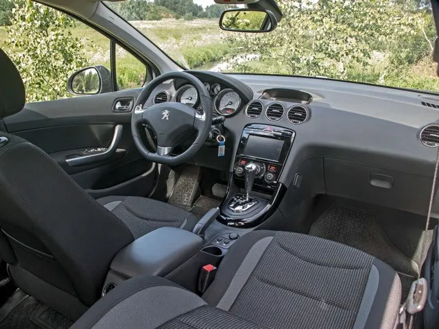 Салон седана Peugeot 408