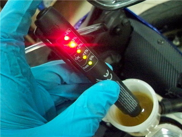 Проверка пригодности тормозной жидкости с помощью тестера