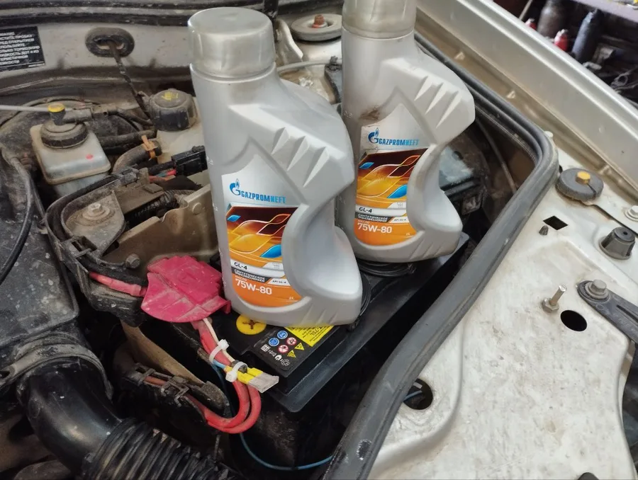 Две канистры трансмиссионного масла 75W-80 GL-4 под капотом Renault Duster 1 с коробкой JR5