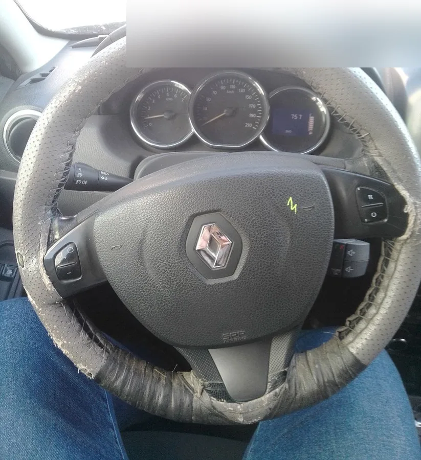 Руль Renault Duster 1, повёрнутый при прямом движении после работ в подвеске