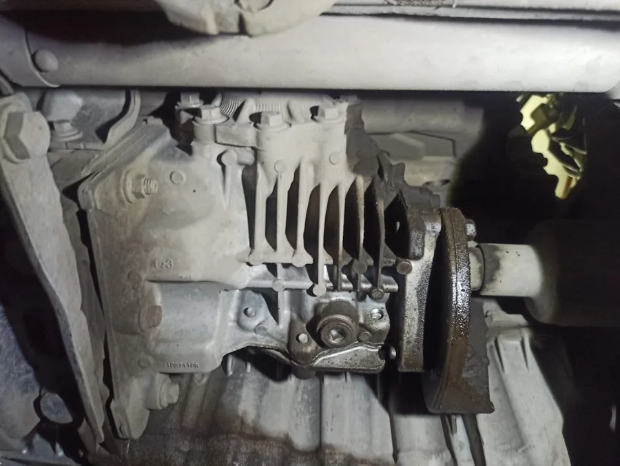 Угловой редуктор (раздатка) Renault Duster 2 снизу: масляный подтёк у выхода вала и пробка под квадрат