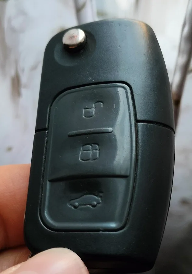 Выкидной ключ Ford Focus 2 с пультом на три кнопки и кнопкой лезвия