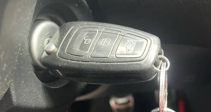 Выкидной ключ Ford Focus 3 2011 года с пультом на три кнопки в замке зажигания