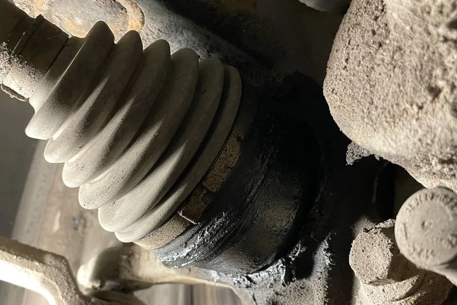 Наружный ШРУС Ford Focus 3 1,6 PowerShift у поворотного кулака: корпус шарнира в выдавленной смазке