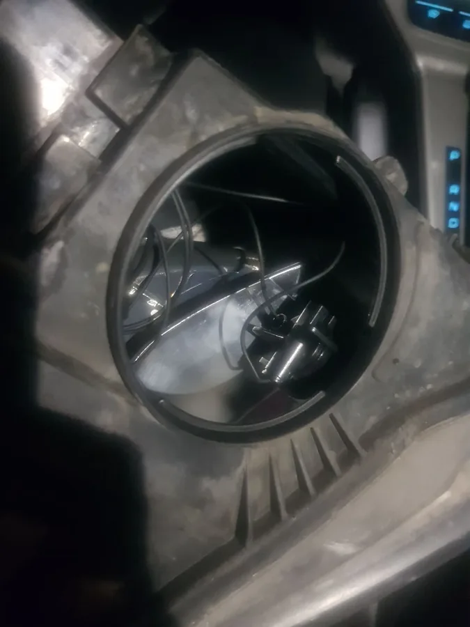 Снятая фара Ford Focus 3 со снятой круглой крышкой: внутри лампа и колодка