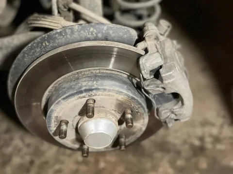 Замена суппорта и троса ручника Ford Focus 3: номера и порядок работ