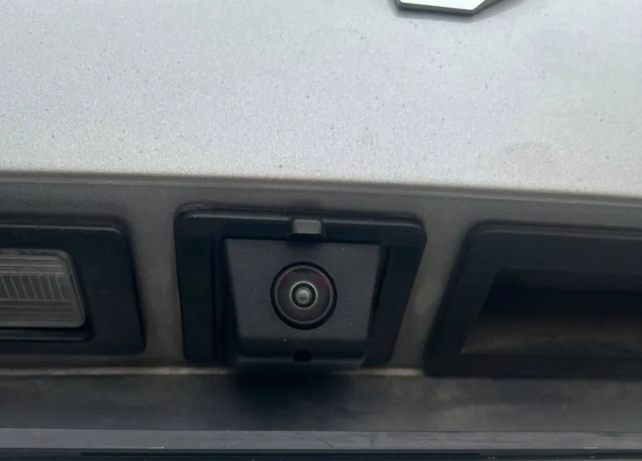 Камера заднего вида Haval Jolion в накладке над номером