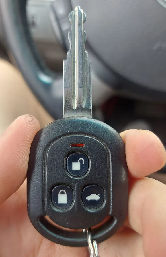Штатный ключ Chevrolet Lacetti с пультом: кнопки отпирания, запирания и багажника, над ними светодиод