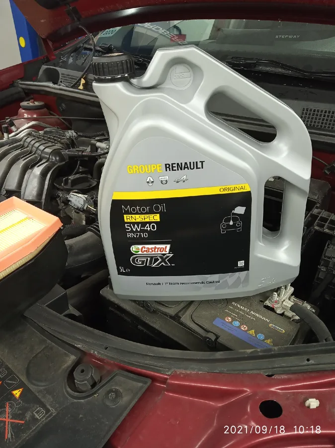 Канистра масла Renault Castrol GTX 5W-40 под капотом Renault Sandero Stepway 2 с мотором 113 л. с.