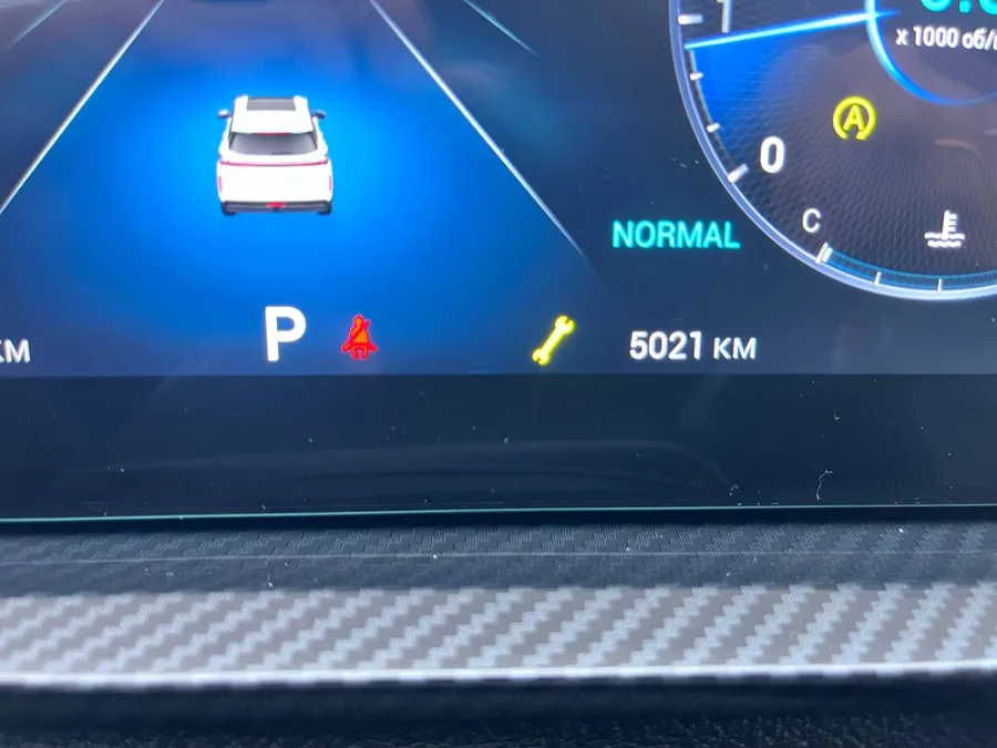 Жёлтый гаечный ключ ТО на приборке Tenet T7 при пробеге 5021 км