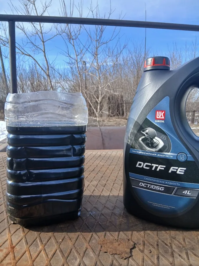 Слитое из робота Tenet T7 масло рядом с канистрой LUKOIL DCTF FE